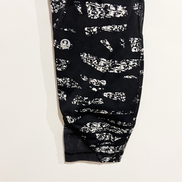 Lululemon Crop Capri Black and White Patterned Legging - Picture 5 of 6